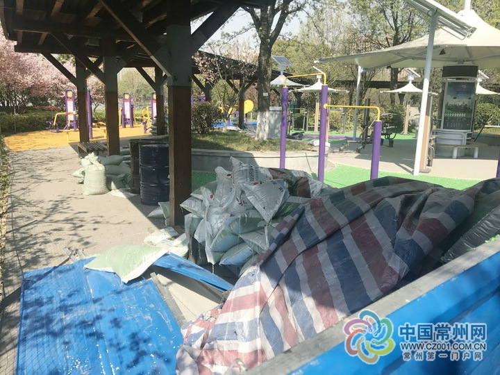 宝马娱乐记者调查：青枫公园健身广场地坪重复施工？